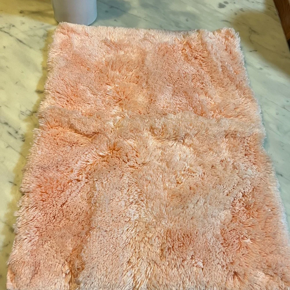 Martha stewart 100% nylon collection Bath rug 18 by 24 Inches